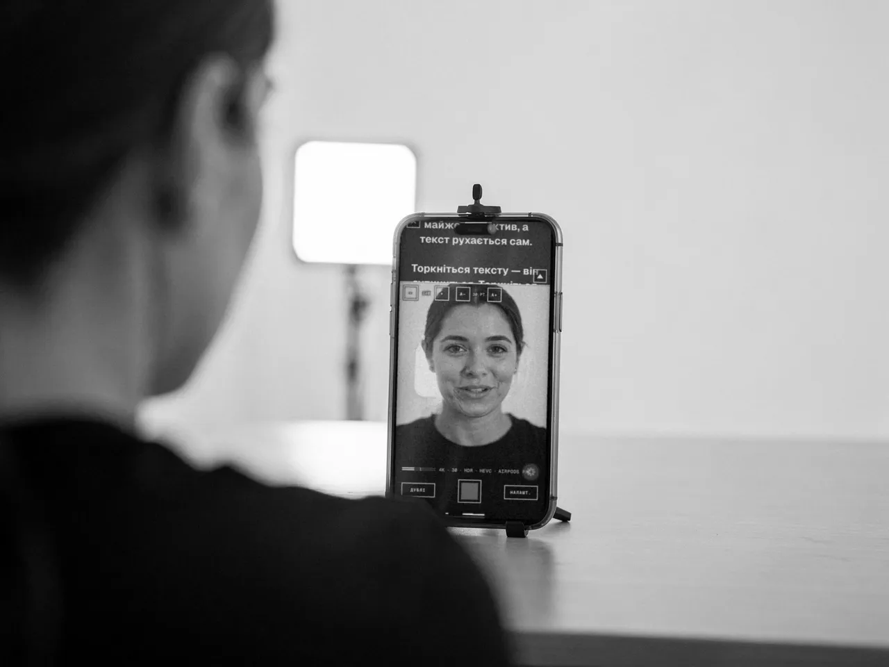Суфлер біля фронтальної камери iPhone